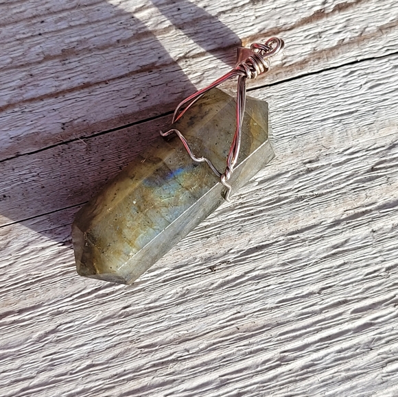 Labradorite point - Picture 4 of 4